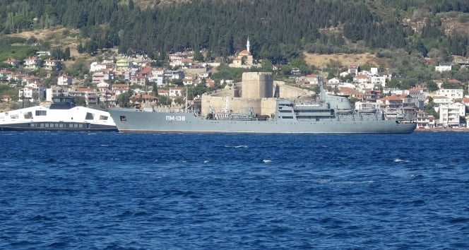 Rus savaş gemisi Çanakkale Boğazı'ndan geçti
