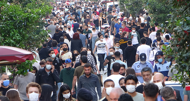 İstiklal Caddesi'nde ‘iğne atsan yere düşmeyecek' dedirten yoğunluk