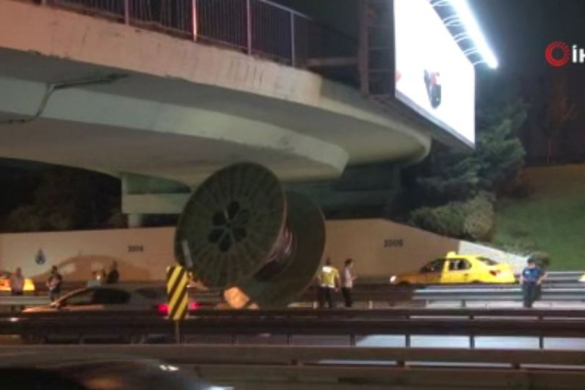 E-5'te tırın üstündeki dev makara köprüye takılarak yola düştü