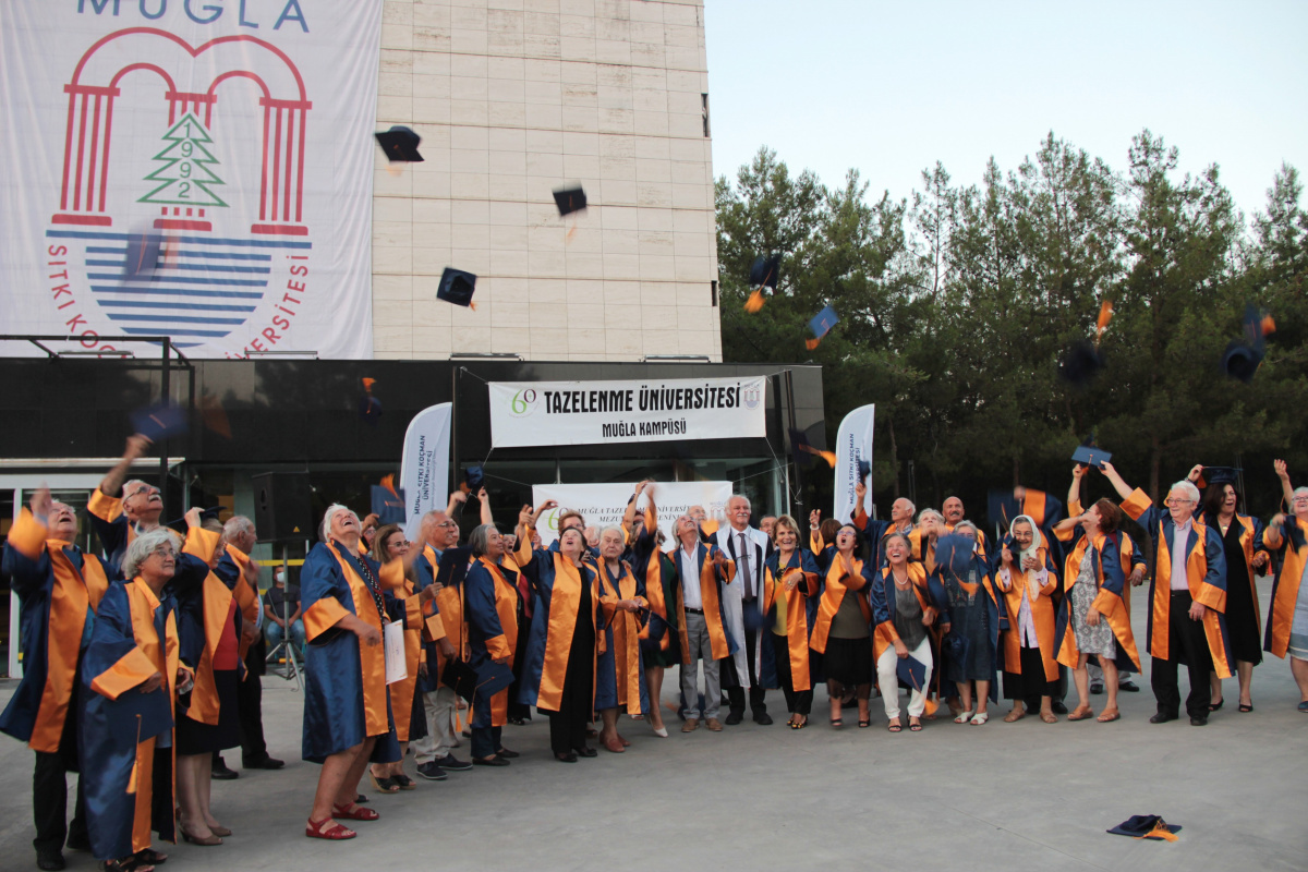 93 yaşında mezun oldular