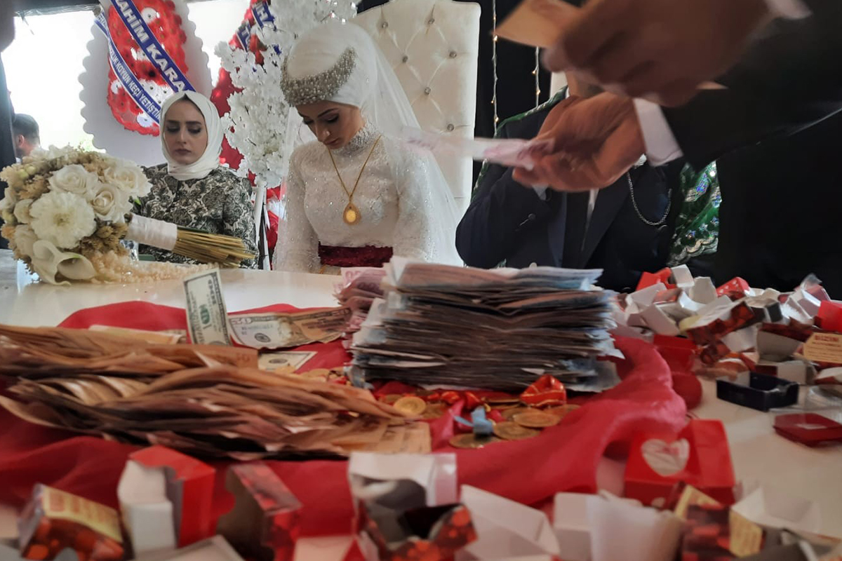 Ağrı'da aşiret düğününde altınlar havada uçtu