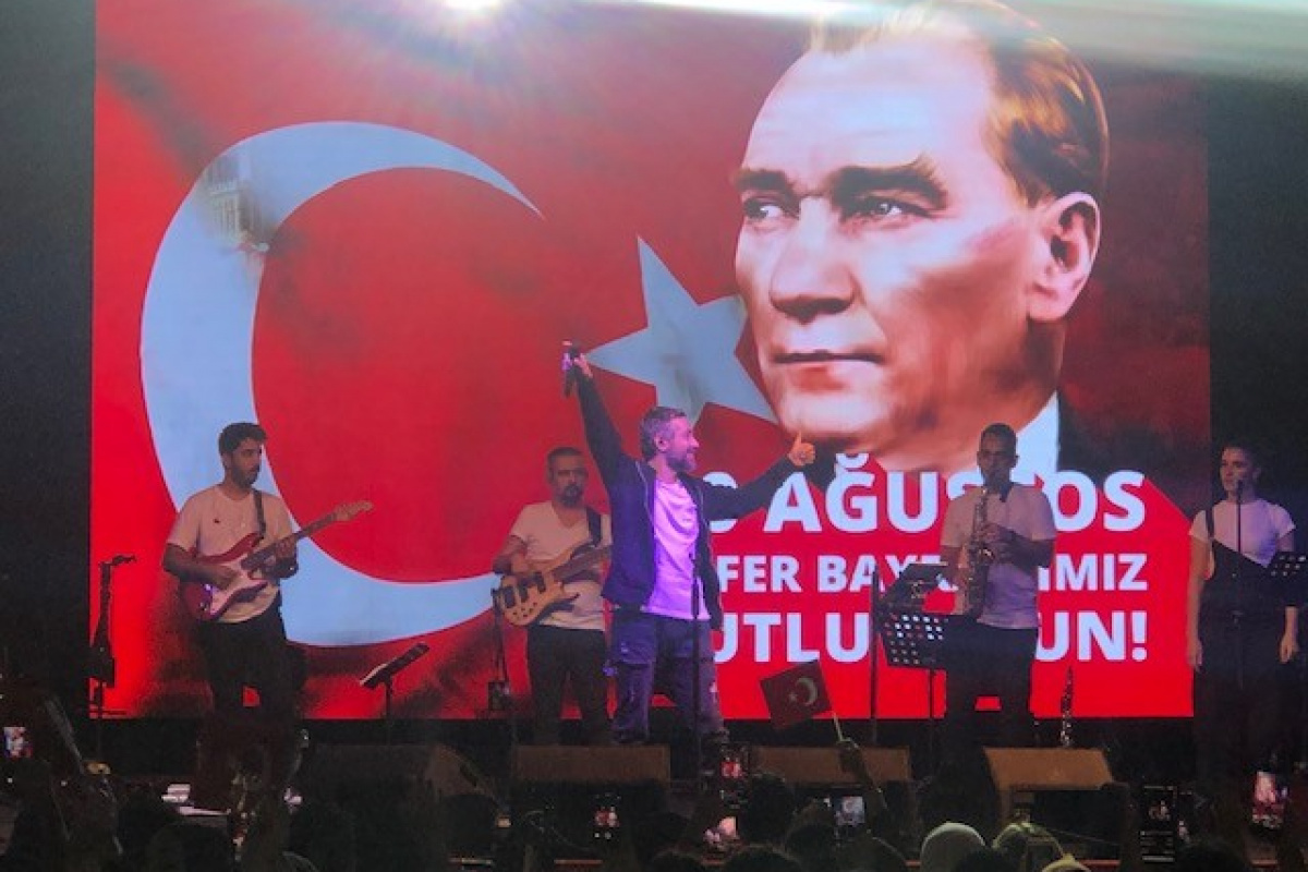 Beyoğlu'nda 30 Ağustos Zafer Bayramı Resul Dindar konseriyle kutlandı