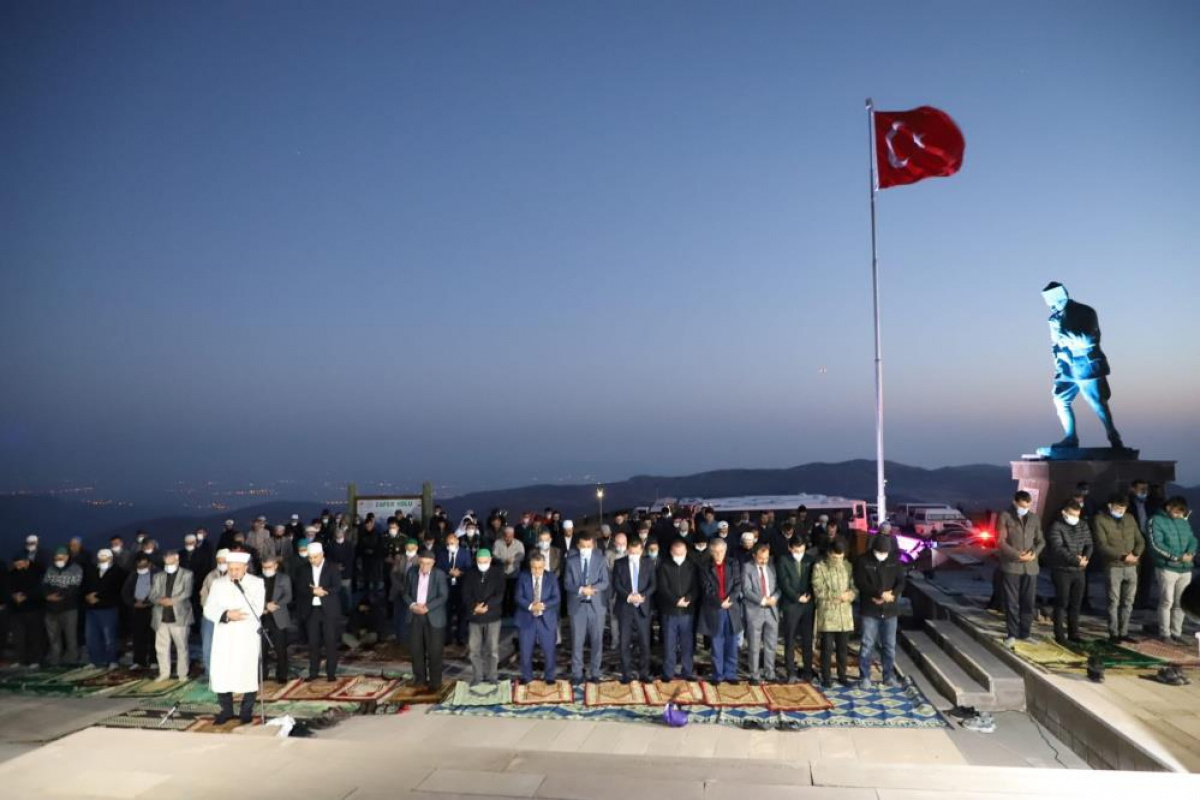 Zafer Treni yolcuları sabah namazını Kocatepe'de kıldı