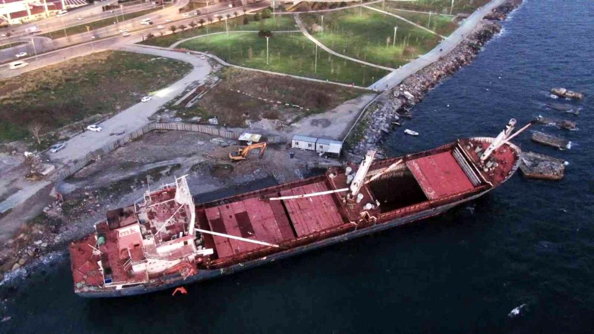 Kartal da fırtınada yan yatan kuru yük gemisi parçalara ayrılıyor
