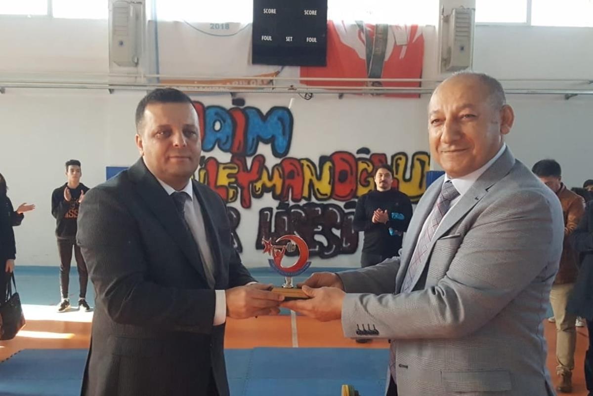 Naim Süleymanoğlu Spor Lisesi nde halter resmi ders oldu