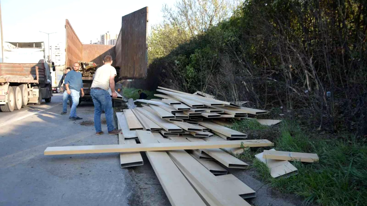 TEM'de kamyon devrildi, yola saçılan malzemeler trafiği kilitledi