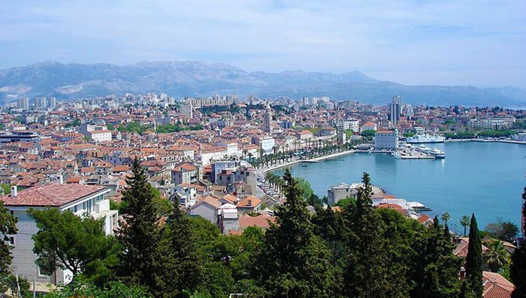 Hırvatistan'ın tatil kenti Split'te bikiniyle dolaşanlara ceza kesilecek