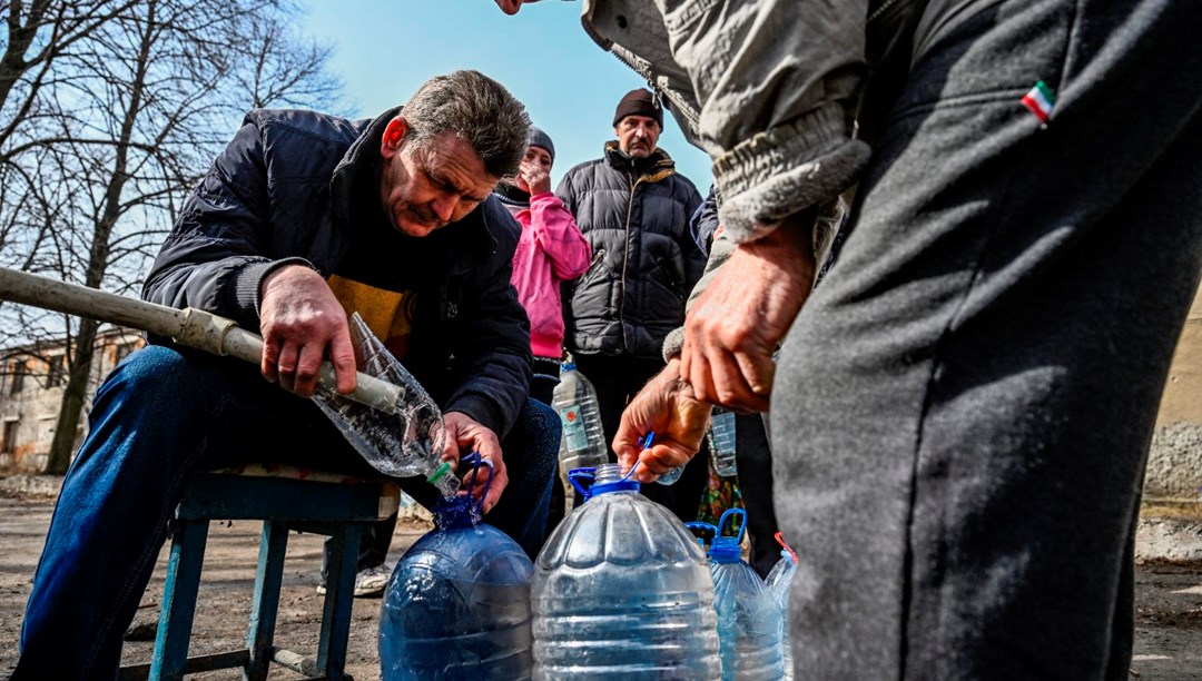 Ukrayna'da en şiddetli çatışmaların yaşandığı yerde halk çaresiz: Bombaların altında içme suyu kuyruğu