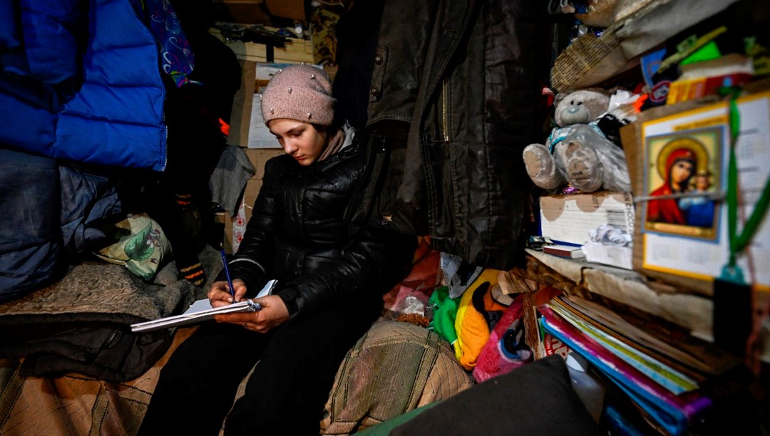 Ukrayna'daki kız çocuğunun mücadelesi: Eğitimine 4 metrekarelik sığınakta devam ediyor