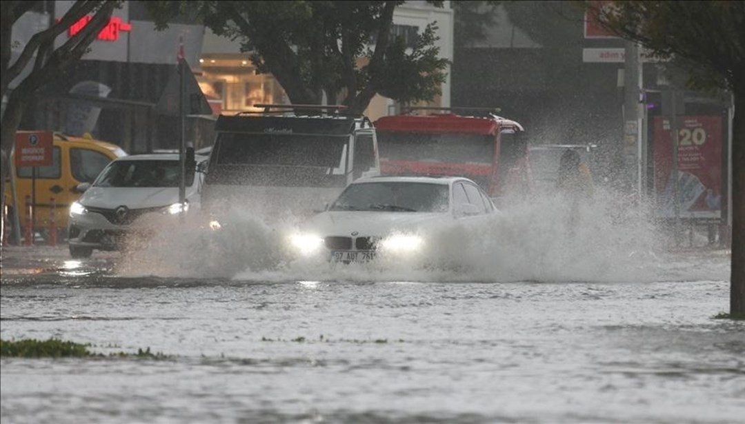 Meteorolojiden sarı ve turuncu kodlu şiddetli yağış uyarısı (İstanbul'a gök gürültülü sağanak yağış geliyor)