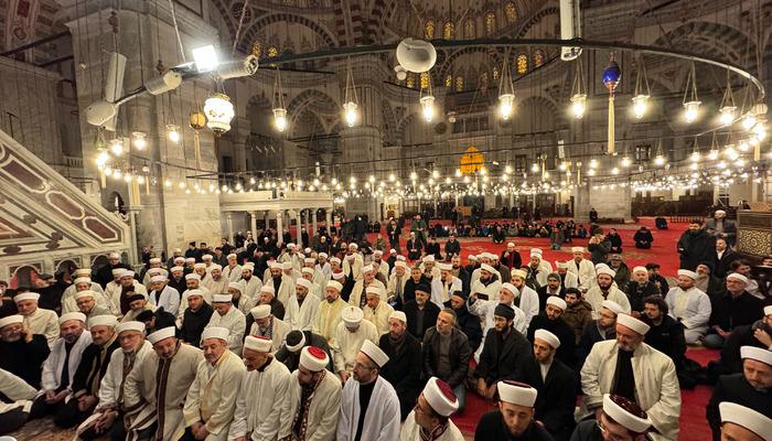 Din görevlileri Fatih Camisi'nde