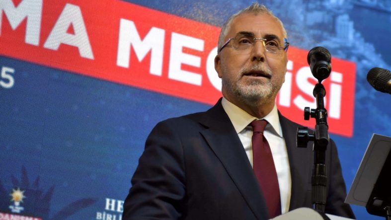 Vedat Işıkhan: İzmir, çöp yığınları ve kokuyla boğuşuyor