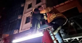 Binanın bodrum katında elektrik tesisatından çıkan yangında 4 kişi mahsur kaldı