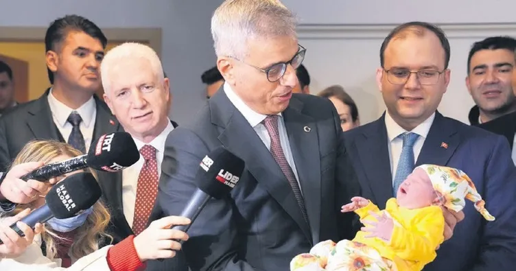 Altın ve çiçek hediye ettiler