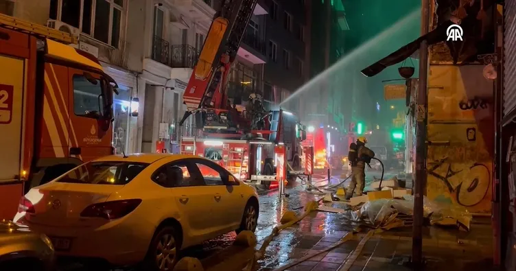İstanbul Kadıköy'de üç katlı metruk bir binada yangın: 1 kişi yaralı kurtarıldı!
