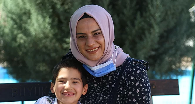 Oğlunun sağlığına kavuşması için her fırsatta Türkiye'nin yolunu tutuyor