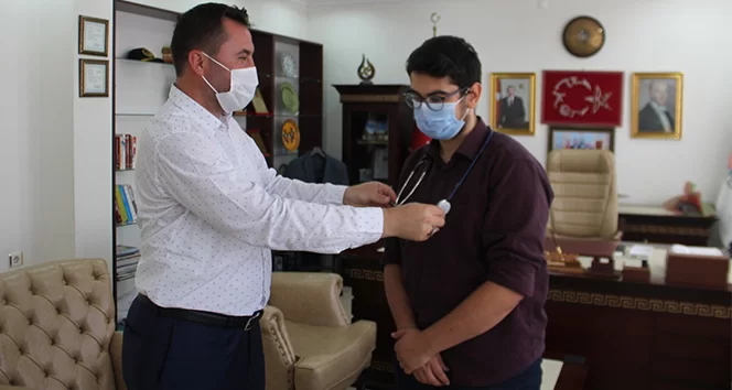 Pazarcı tezgahında Tıp Fakültesini kazandığını öğrenmişti, mütevaziliği ile dikkat çekti