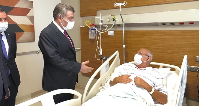 Bakan Koca, Adana'da hastaları ziyaret etti