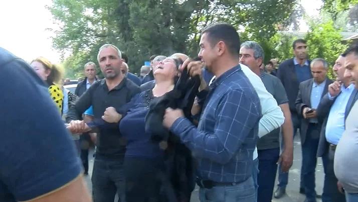  Ermenistan Terter'de defin sırasında mezarlığı vurdu: 3 ölü, 5 yaralı