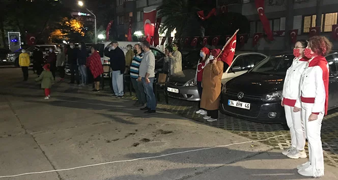 İstanbul'da vatandaşlar 19.23'te sokak ve balkonlarda İstiklal Marşı okudu