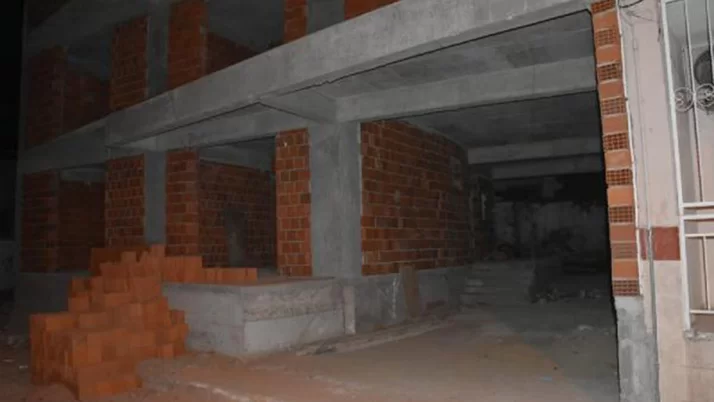 İzmir'de bir inşaatta elleri ve gözleri bağlı 14 yaşında bir kız çocuğu bulundu