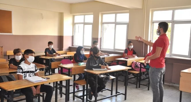 Sınırdaki öğrenciler uzun bir aradan sonra yüz yüze eğitimin sevincini yaşıyor