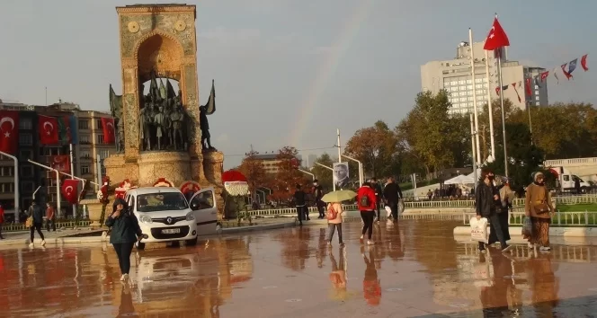 Taksim'de yağmur sonrası oluşan gökkuşağı hayran bıraktı