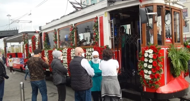 Taksim'in simgelerinden nostaljik tramvay Cumhuriyet Bayramı için süslendi