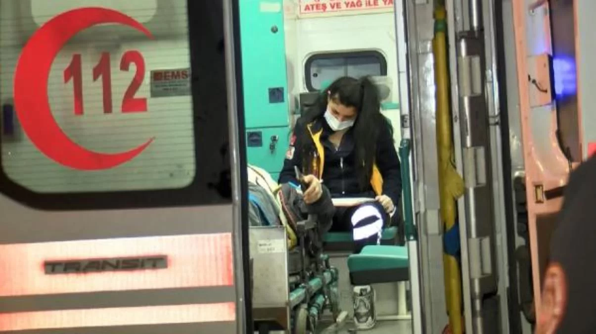 Avcılar TEM otoyolu üst geçitte hurda yüklü TIR devrildi
