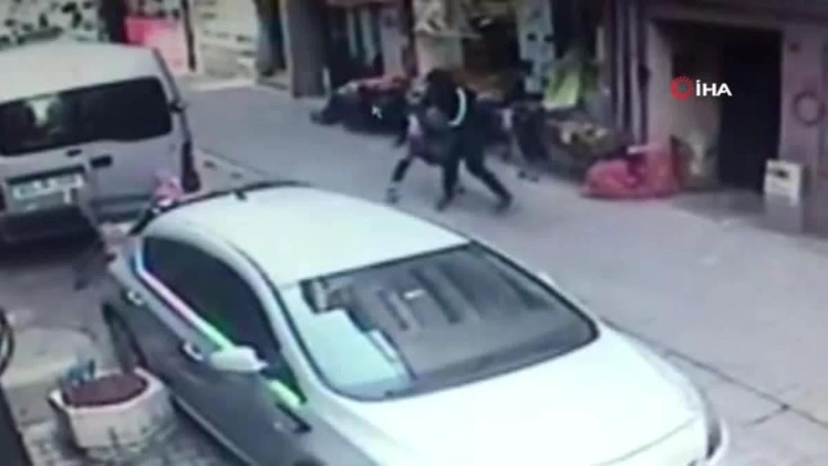 Boşanmak isteyen eşini sokak ortasında defalarca bıçakladı