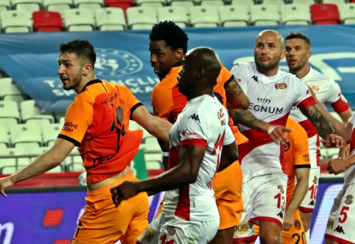 Ryan Donk, Galatasaray la 150. maçına çıktı