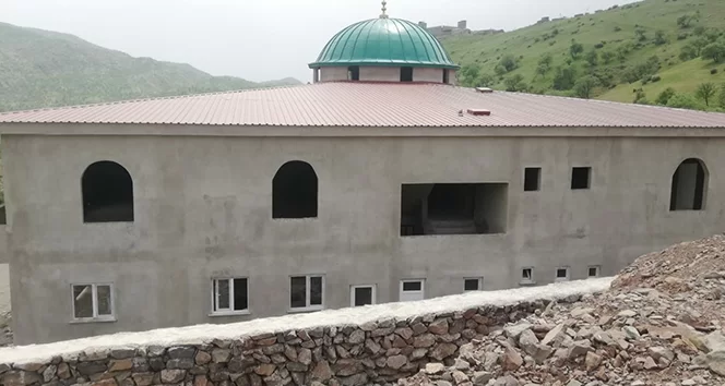 Sınırda yapılan cami destek bekliyor