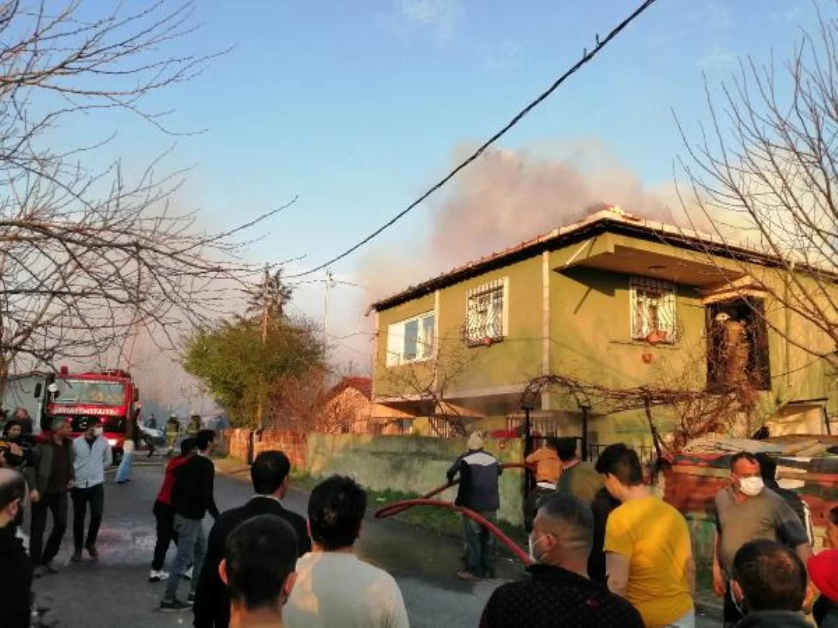 Son dakika! Ataşehir de çatı yangını