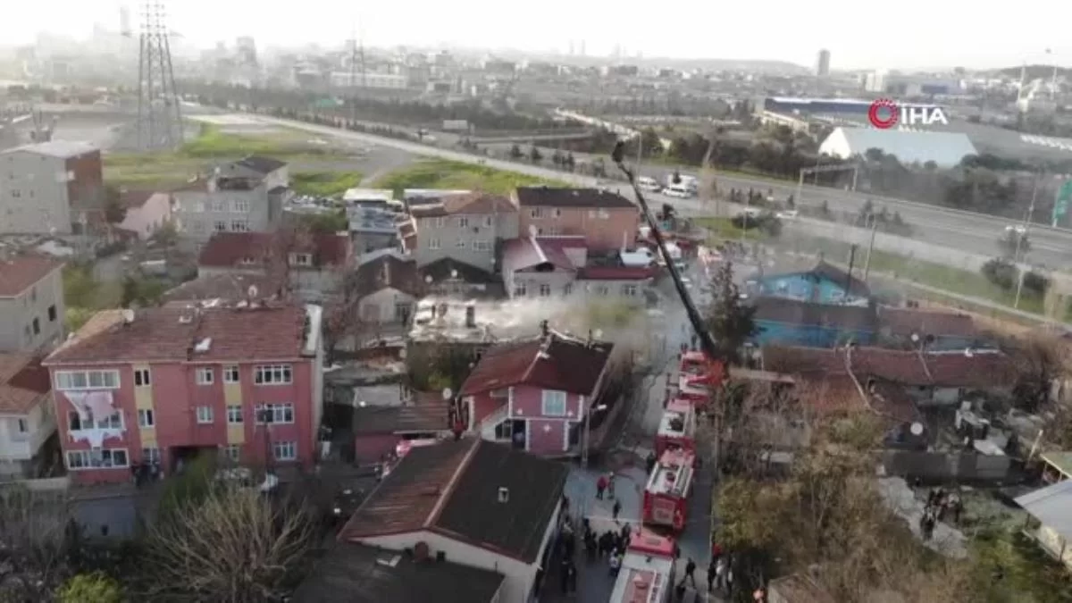 Son dakika haberi... Ataşehir de çatıları saran alevler, mahalleliyi sokağa döktü