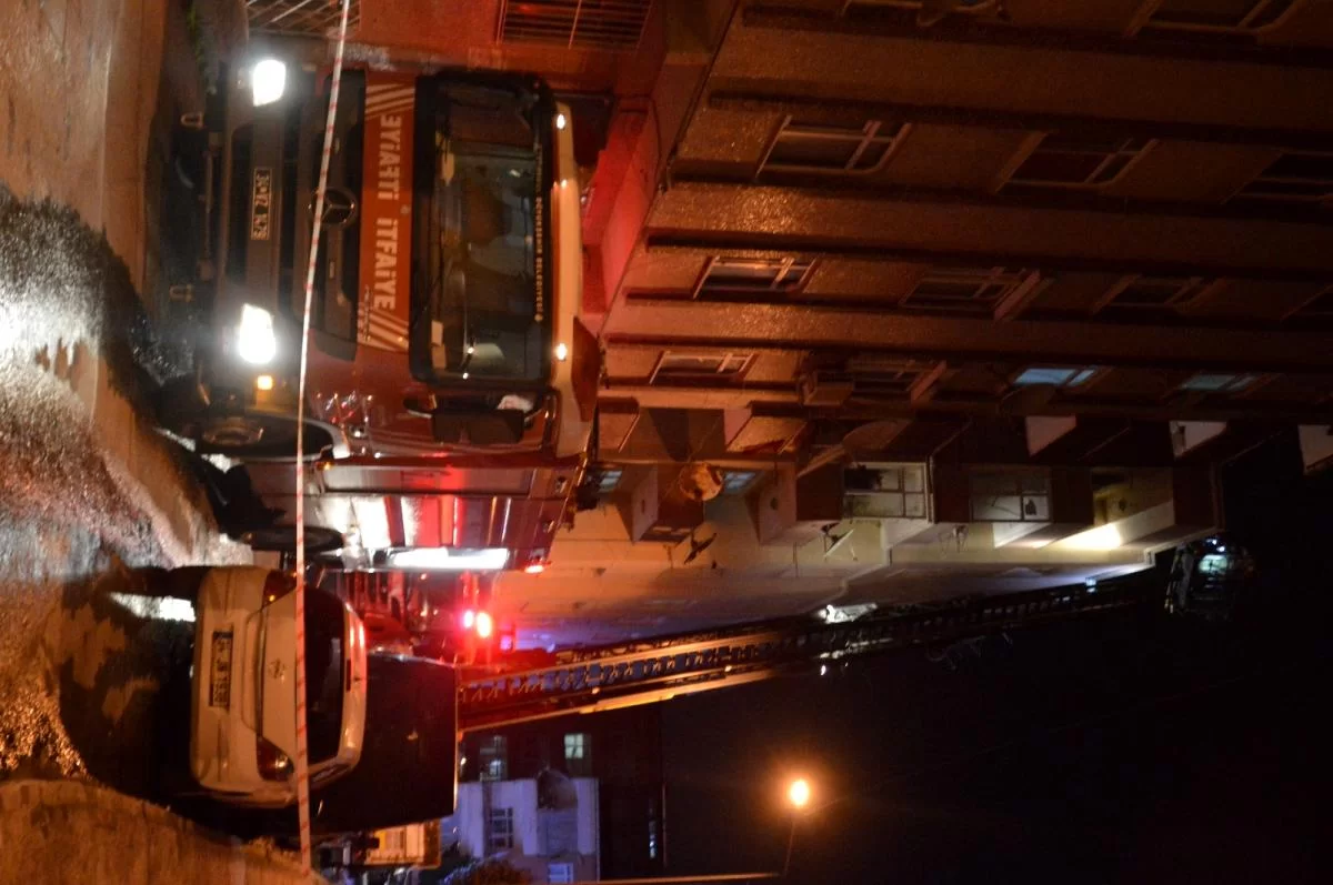 Son dakika haberi! Mangal keyfi kötü bitti...Çatı katında çıkan yangın geceyi aydınlattı