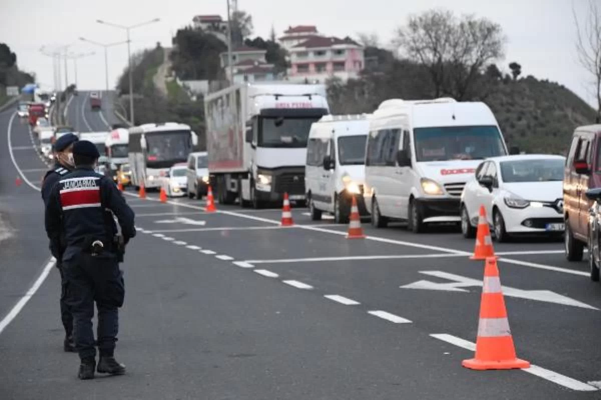 TEKİRDAĞ DA DENETİMLERDE ARAÇ KUYRUKLARI OLUŞTU