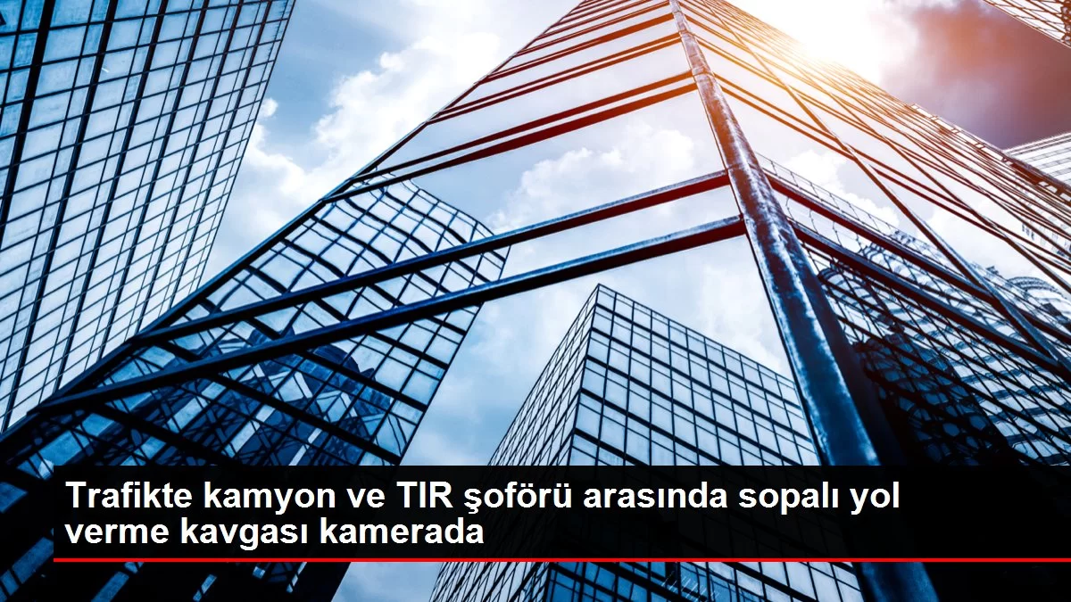 Trafikte kamyon ve TIR şoförü arasında sopalı yol verme kavgası kamerada