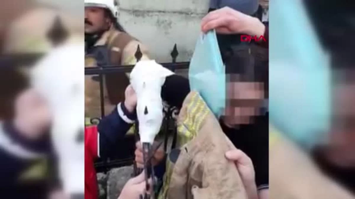 Üsküdar da koluna demir korkuluk saplanan çocuğu itfaiye kurtardı