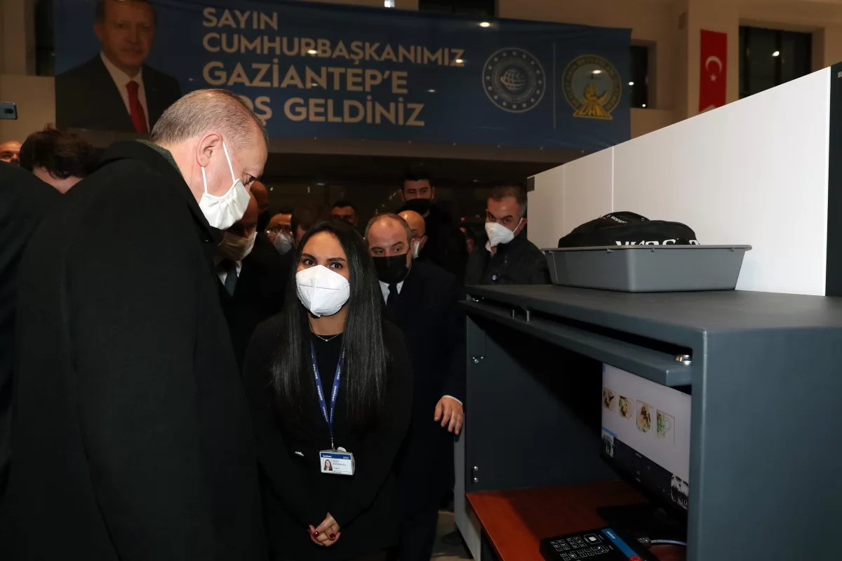 Cumhurbaşkanı yerli X-ray cihazını Gaziantep'te inceledi